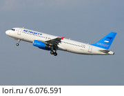 Airbus A320 (бортовой EI-FDL) авиакомпании Metrojet вылетает из Домодедова (2014 год). Редакционное фото, фотограф Alexei Tavix / Фотобанк Лори