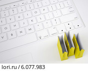 Бумажные пакеты для покупок стоят на клавиатуре. Стоковая иллюстрация, иллюстратор Кирилл Черезов / Фотобанк Лори