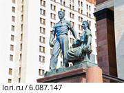 Скульптурная композиция у входа в главное здание МГУ (2012 год). Редакционное фото, фотограф Алёшина Оксана / Фотобанк Лори