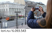 Женщина делает фото города на смартфон (2014 год). Редакционное видео, видеограф Данил Руденко / Фотобанк Лори