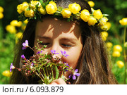 Девочка нюхает цветы. Стоковое фото, фотограф Ирина Здаронок / Фотобанк Лори