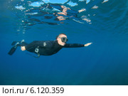 Фридайвер в воде Эгейского моря, остров Сими, Греция (2013 год). Редакционное фото, фотограф Некрасов Андрей / Фотобанк Лори