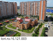 Детский сад № 14 "Светлячок" и дома 5 и 7 по улице Марии Рубцовой (Новые Химки) (2014 год). Редакционное фото, фотограф Александр Замараев / Фотобанк Лори