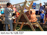 Подмастерье раздувает кузнечные меха (2014 год). Редакционное фото, фотограф Анатолий Матвейчук / Фотобанк Лори