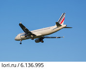 Самолет авиакомпании Air France заходит на полосу перед посадкой в аэропорту Шереметьево (2014 год). Редакционное фото, фотограф Александр Фрейдин / Фотобанк Лори