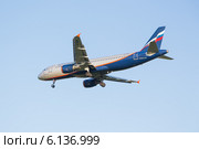Самолет Airbus A320 авиакомпании "Аэрофлот" садится в аэропорту Шереметьево (2014 год). Редакционное фото, фотограф Александр Фрейдин / Фотобанк Лори