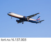 Самолет Airbus A321 авиакомпании "Аэрофлот" садится в аэропорту Шереметьево (2014 год). Редакционное фото, фотограф Александр Фрейдин / Фотобанк Лори
