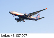 Самолет Airbus-A330 авиакомпании "Аэрофлот" заходит на посадку в аэропорту Шереметьево (2014 год). Редакционное фото, фотограф Александр Фрейдин / Фотобанк Лори
