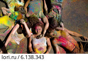 Посетители музыкального фестивале индийских красок ColorFest бросают друг друга сухой краской в Москве на проспекте Сахарова 13 июля 2014. Редакционное фото, фотограф Николай Винокуров / Фотобанк Лори