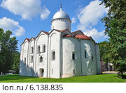 Церковь Иоанна Предтечи на Опоках (1127 год) в Ярославовом дворище в Новгороде (2014 год). Стоковое фото, фотограф Овчинникова Ирина / Фотобанк Лори