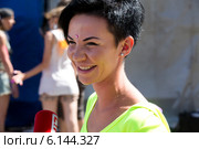 Певица Марта Кот дает интервью телеканалу Life News на музыкальном фестивале ColorFest на проспекте Сахарова города Москвы, Россия (2014 год). Редакционное фото, фотограф Николай Винокуров / Фотобанк Лори