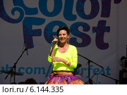 Певица Марта Кот поет на сцене музыкального фестиваля ColorFest на проспекте Сахарова города Москвы, Россия (2014 год). Редакционное фото, фотограф Николай Винокуров / Фотобанк Лори