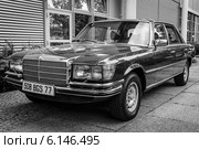 Full-size luxury car Mercedes-Benz 450SEL (W116). Black and white (2014 год). Редакционное фото, фотограф Sergey Kohl / Фотобанк Лори
