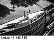 Hood ornament of the full-size luxury car Mercedes-Benz 450SEL (W116). Black and white (2014 год). Редакционное фото, фотограф Sergey Kohl / Фотобанк Лори