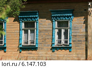 Деревянные окна, голубые резные наличники. Стоковое фото, фотограф Щеголева Ольга / Фотобанк Лори