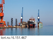 Плавучий док с судном в заводе Beciktas. Турция (2014 год). Редакционное фото, фотограф Андрей Воробьев / Фотобанк Лори
