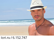 Dude in a straw hat on a sunny beach. Стоковое фото, фотограф Phovoir Images / Фотобанк Лори
