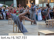 Арт перформанс группы Poema Butoh Theatre в рамках фестиваля "Открытые улицы" на Камергерском переулке города Москвы 19 июля 2014. Редакционное фото, фотограф Николай Винокуров / Фотобанк Лори
