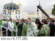 Троицa-Сергиевa Лаврa в день 700 летия преподобного Сергия Радонежского патриарх Кирилл причащает народ (2014 год). Редакционное фото, фотограф Дмитрий Неумоин / Фотобанк Лори