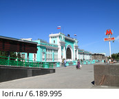 Площадь Гарина-Михайловского города Новосибирска, железнодорожный вокзал (2014 год). Редакционное фото, фотограф Ольга Анофриева / Фотобанк Лори