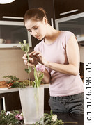 Young woman arranging flowers in the vase. Стоковое фото, агентство BE&W Photo / Фотобанк Лори