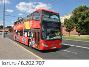 Двухэтажный экскурсионный автобус City Sihgtseeng идет по Кремлевской набережной,  Москва (2014 год). Редакционное фото, фотограф lana1501 / Фотобанк Лори