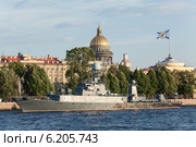 Корабль военно-морского флота России "Казанец" напротив Исакиевского собора, Санкт-Петербург (2014 год). Редакционное фото, фотограф Кекяляйнен Андрей / Фотобанк Лори