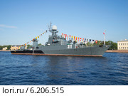Малый противолодочный корабль "Казанец" в акватории Невы накануне Дня ВМФ (2014 год). Редакционное фото, фотограф Виктор Карасев / Фотобанк Лори