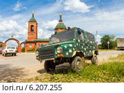 Автомобиль ЛуАЗ-969 "Волынь" На фоне храма Серафима Саровского в Воротынске (2014 год). Редакционное фото, фотограф Сергей Лаврентьев / Фотобанк Лори