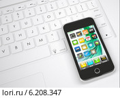 Смартфон лежит на клавиатуре. Стоковая иллюстрация, иллюстратор Кирилл Черезов / Фотобанк Лори