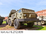 Боевая машина 9П140 РСЗО 9К57 «Ураган». Военно-исторический музей артиллерии, инженерных войск и войск связи в Санкт-Петербурге (2014 год). Редакционное фото, фотограф Иван Марчук / Фотобанк Лори