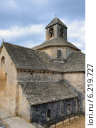 Прованс. Древний монастырь Abbaye Notre-Dame de Senanque (аббатство Senanque) рано утром. Воклюз, Франция (2014 год). Стоковое фото, фотограф Знаменский Олег / Фотобанк Лори