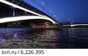 Корабль проходит под Большим Устьинским мостом в Москве (2014 год). Стоковое видео, видеограф Владимир Журавлев / Фотобанк Лори