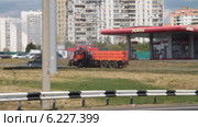 Поливальная машина разбрызгивает воду. Москва. Митино (2014 год). Редакционное видео, видеограф Сергей Соболев / Фотобанк Лори