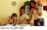 Young parents having quarrel adout documents in front of children indoor. Стоковое видео, видеограф Яков Филимонов / Фотобанк Лори