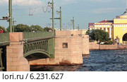Обзор здания Адмиралтейства и Дворцового моста с Университетской набережной, Санкт-Петербург (2014 год). Редакционное видео, видеограф Кекяляйнен Андрей / Фотобанк Лори