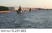 День ВМФ. Корабли в вечерних лучах солнца пришвартованы в акватории Невы, Санкт-Петербург (2014 год). Стоковое видео, видеограф Кекяляйнен Андрей / Фотобанк Лори