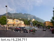 Панорама центра Мальчезине со зданием мэрии (2014 год). Редакционное фото, фотограф Александр Мамонтов / Фотобанк Лори