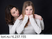 Sisters having an argument. Стоковое фото, фотограф Phovoir Images / Фотобанк Лори