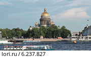 Исаакиевский собор со стороны Невы и экскурсионные корабли, проходящие мимо, Санкт-Петербург (2014 год). Стоковое видео, видеограф Кекяляйнен Андрей / Фотобанк Лори