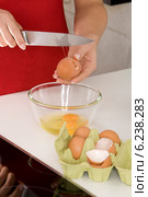Young woman while preparing meal. Стоковое фото, агентство BE&W Photo / Фотобанк Лори