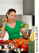 Young woman while preparing meal. Стоковое фото, агентство BE&W Photo / Фотобанк Лори
