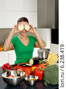 Young woman while preparing meal. Стоковое фото, агентство BE&W Photo / Фотобанк Лори
