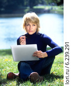 Woman in the park. Стоковое фото, агентство BE&W Photo / Фотобанк Лори
