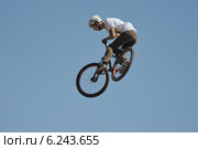 Moscow City Games в Лужниках, прыжок маунтибайкера (2014 год). Редакционное фото, фотограф Алексей Голованов / Фотобанк Лори