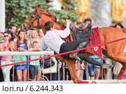 Джигитовка на конном шоу Кремлевской Школы Верховой езды на ВДНХ (2014 год). Редакционное фото, фотограф Алёшина Оксана / Фотобанк Лори