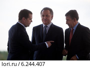 Президент Международной федерации каноэ Хосе Перурена Лопес разговаривает на трибуне с Председателем правительства РФ Дмитрием Медведевым и министром спорта и молодежной политики РФ Виталием Мутко во время открытия чемпионата мира по гребле на байдарках 2014 и каноэ на гребном канале в Москве. Редакционное фото, фотограф Николай Винокуров / Фотобанк Лори