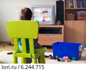 Little boy watching television. Редакционное фото, агентство BE&W Photo / Фотобанк Лори