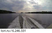 След от моторной лодки, оставляемый ею на водной поверхности озера. Стоковое видео, видеограф Кекяляйнен Андрей / Фотобанк Лори