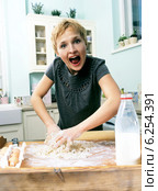 Young woman in the kitchen. Стоковое фото, агентство BE&W Photo / Фотобанк Лори